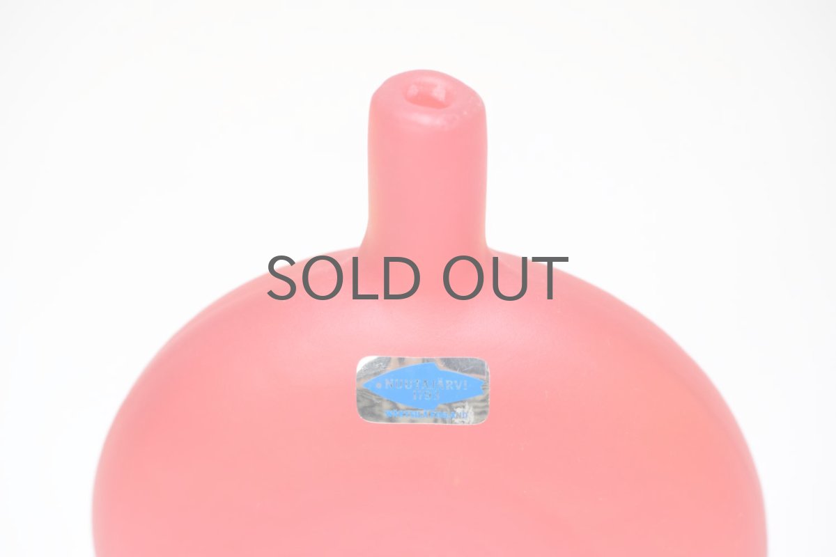 画像2: 北欧ガラス/Oiva Toikka/オイバ・トイッカ/Nuutajarvi/ヌータヤルヴィ/MANSIKKAPAIKKA/マンシッカパイッカ/一輪挿し/レッド/H12.7cm (2)