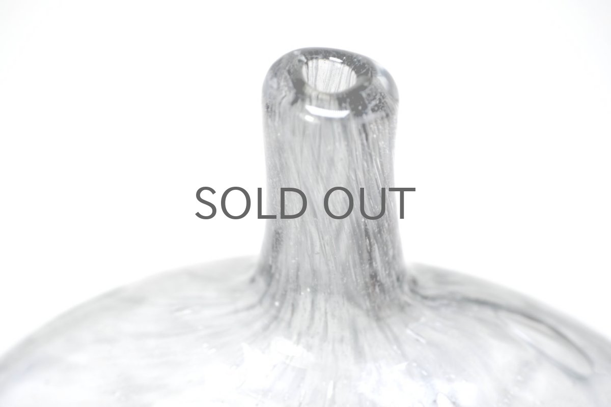 画像2: 北欧ガラス/Oiva Toikka/オイバ・トイッカ/Nuutajarvi/ヌータヤルヴィ/MANSIKKAPAIKKA/一輪挿し/グレー/Lサイズ (2)