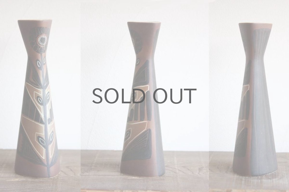 表に花が描かれ、裏面はストライプのシルエットです