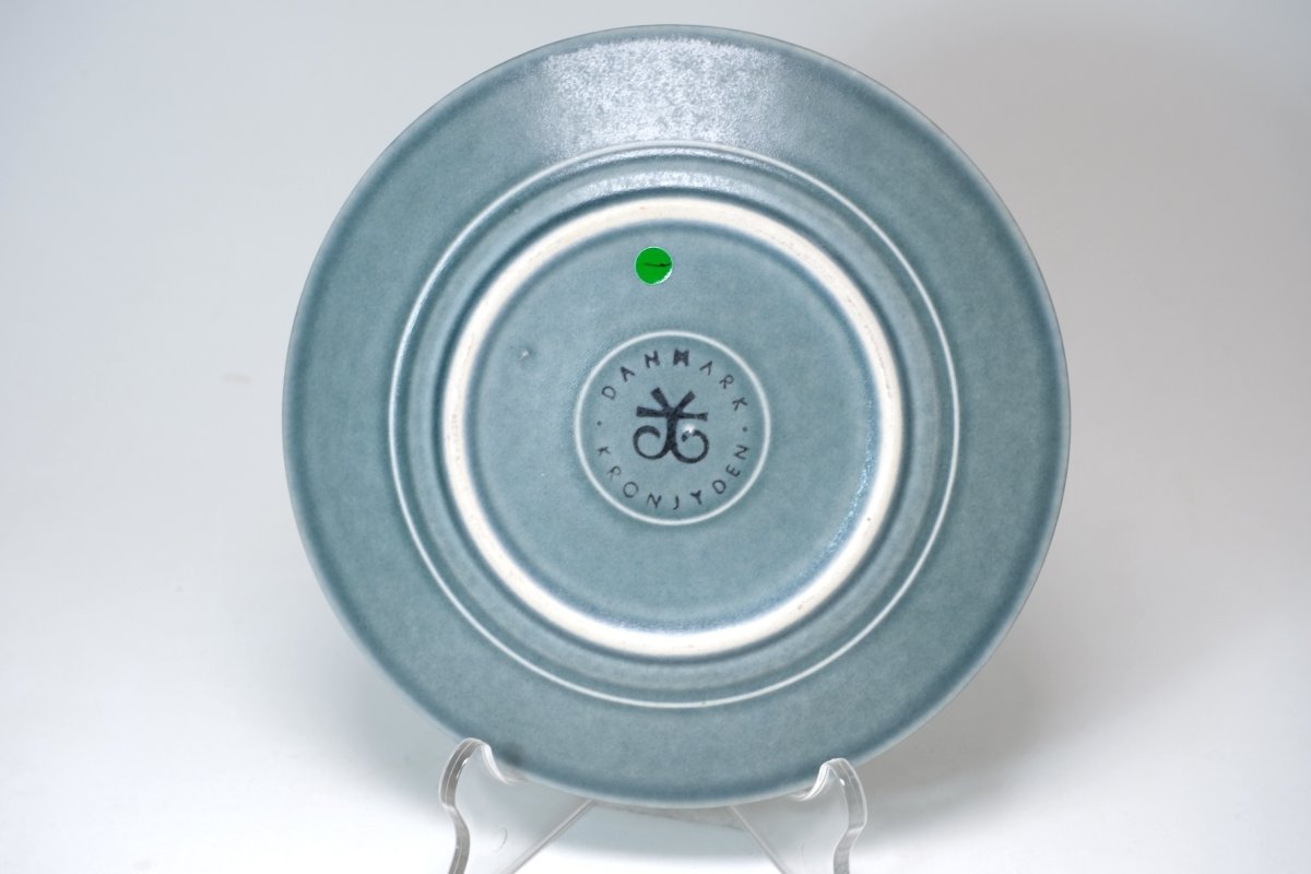 グリーンのステッカーは個体番号です。