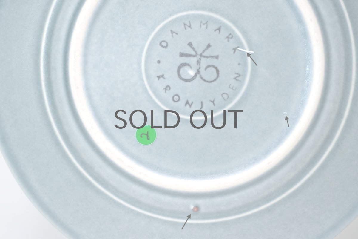 グリーンのステッカーは個体番号です。