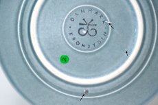 グリーンのステッカーは個体番号です。