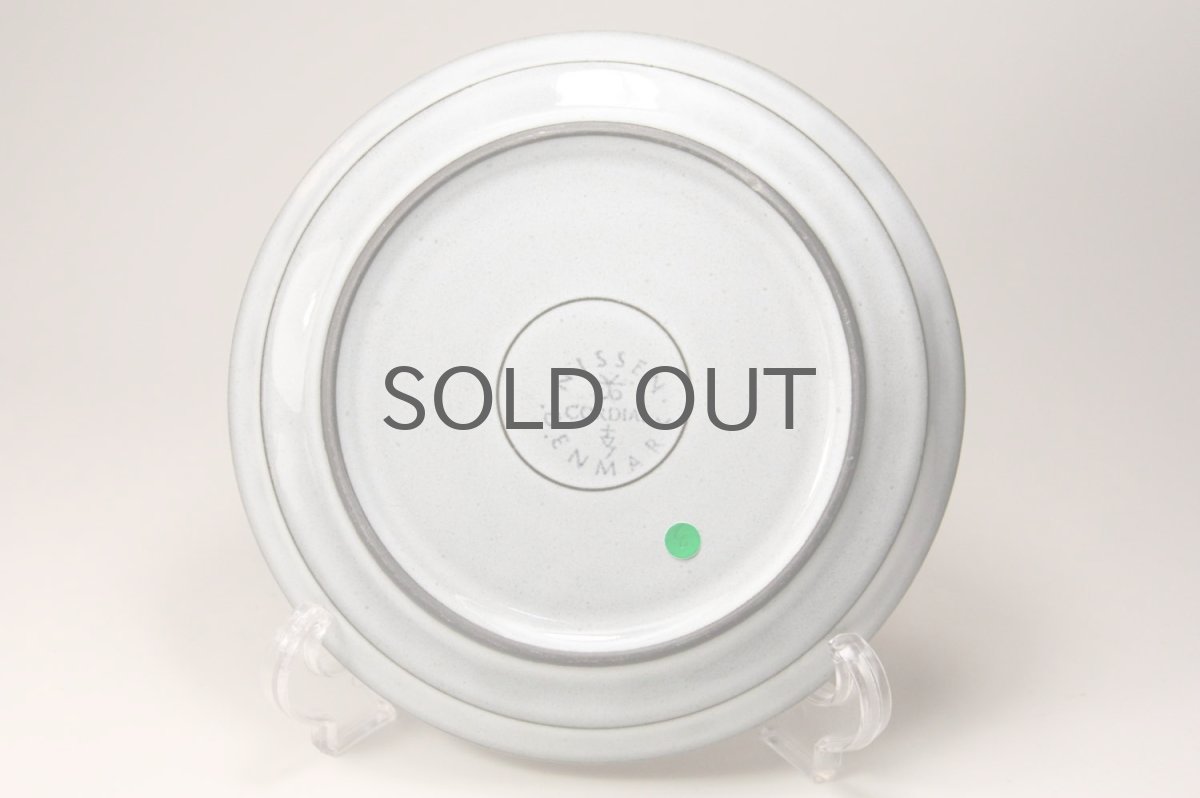 グリーンの丸は識別番号のシールです