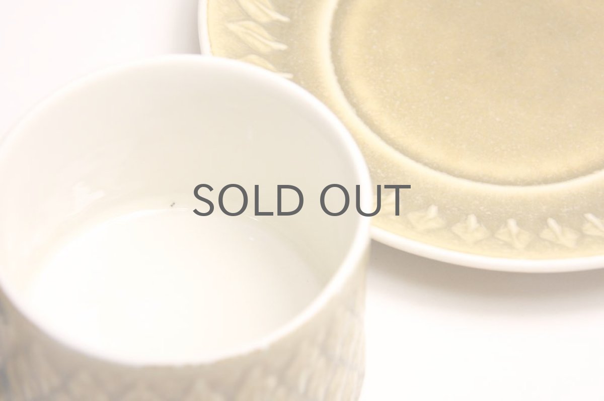 製造時の粗でカップの内側に黒い小さな点があるものがあります。