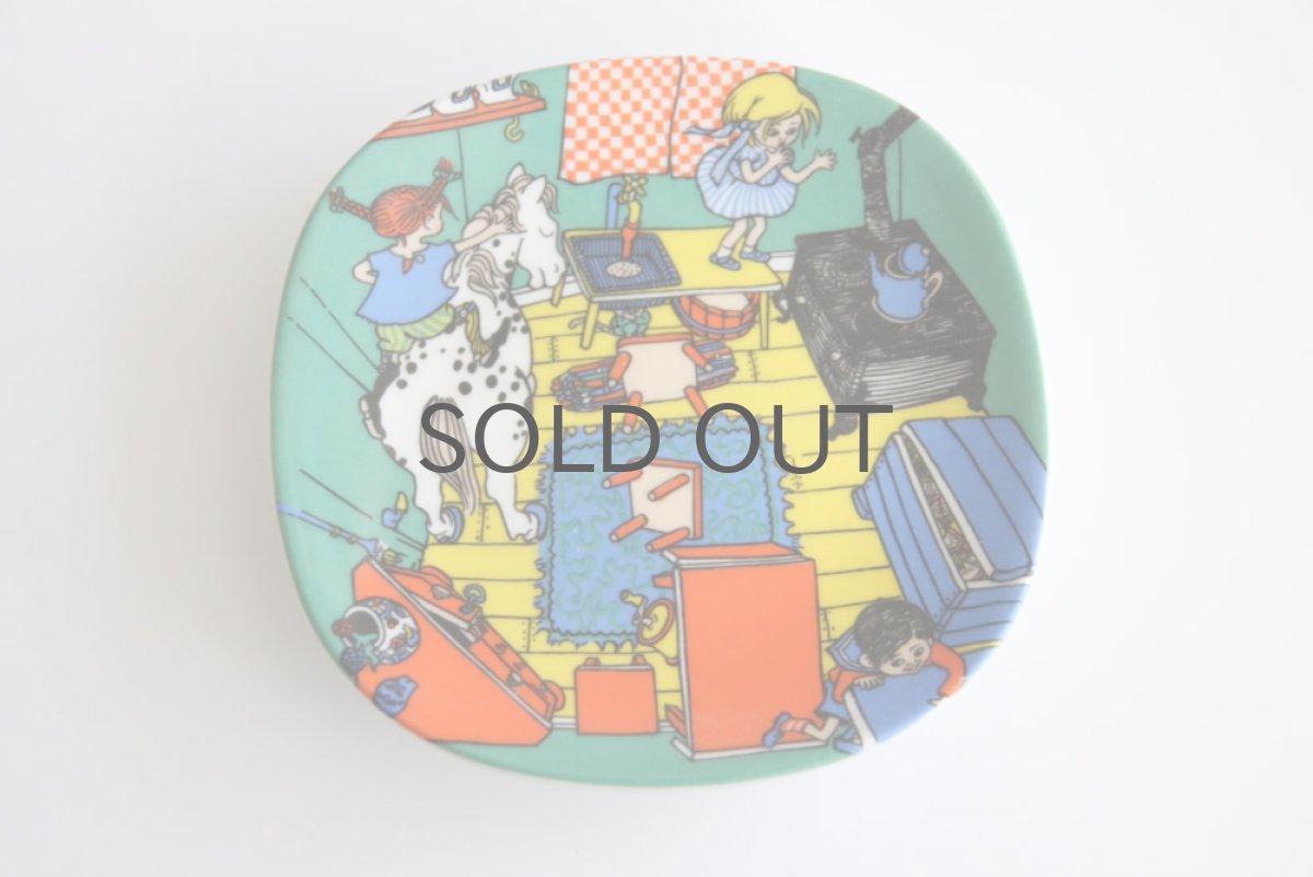 画像2: Rorstrandロールストランド 長くつ下のピッピ ウォールプレート 部屋の中 絵皿  (2)