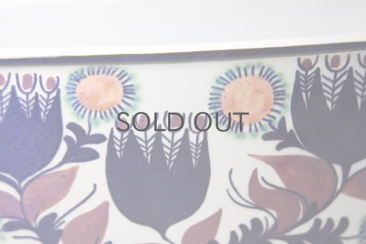 釉薬に貫入が入っています。