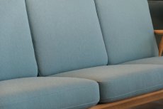 実際の生地に近い色合いです。