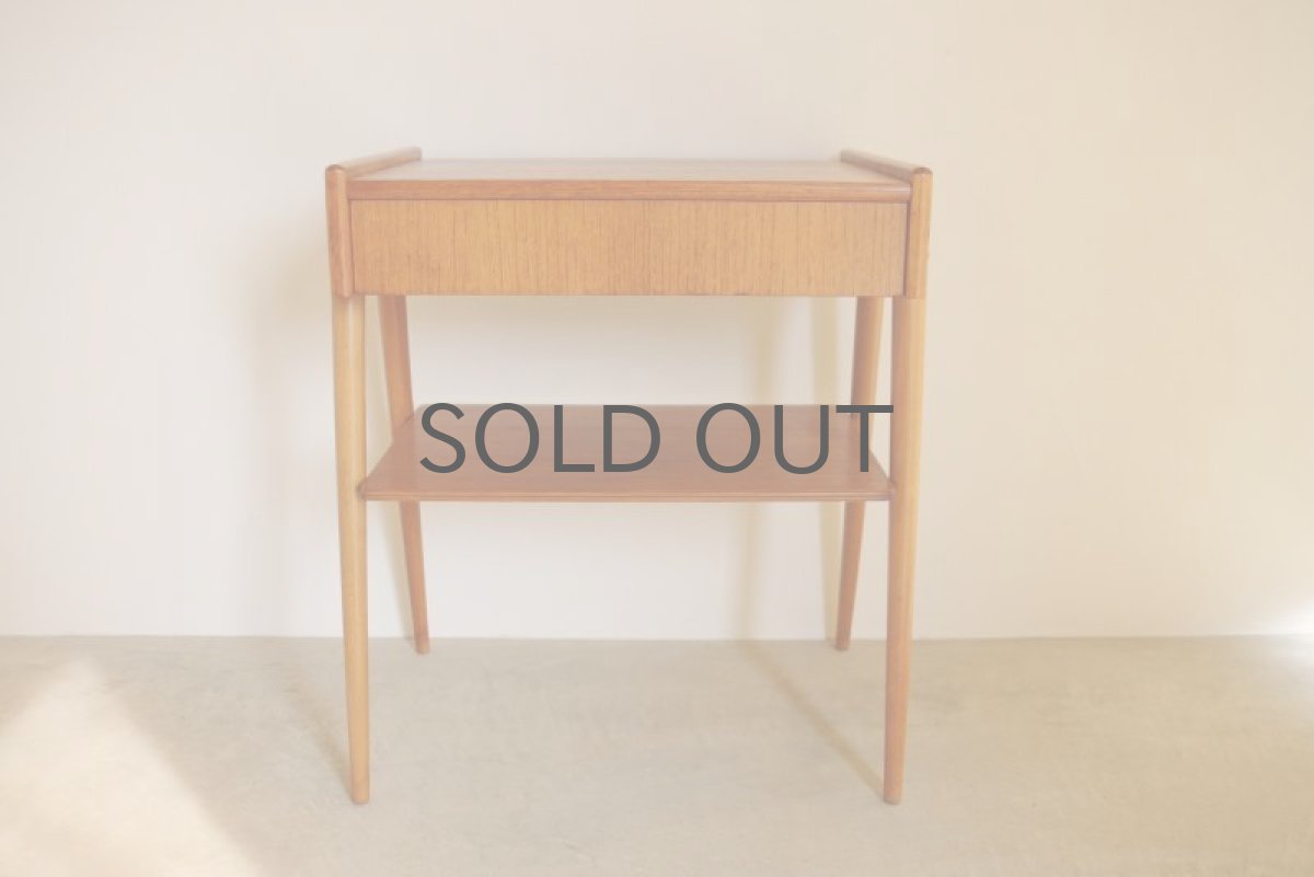 画像2: 北欧ビンテージ家具/スウェーデン チーク ベッドサイドテーブル  (2)