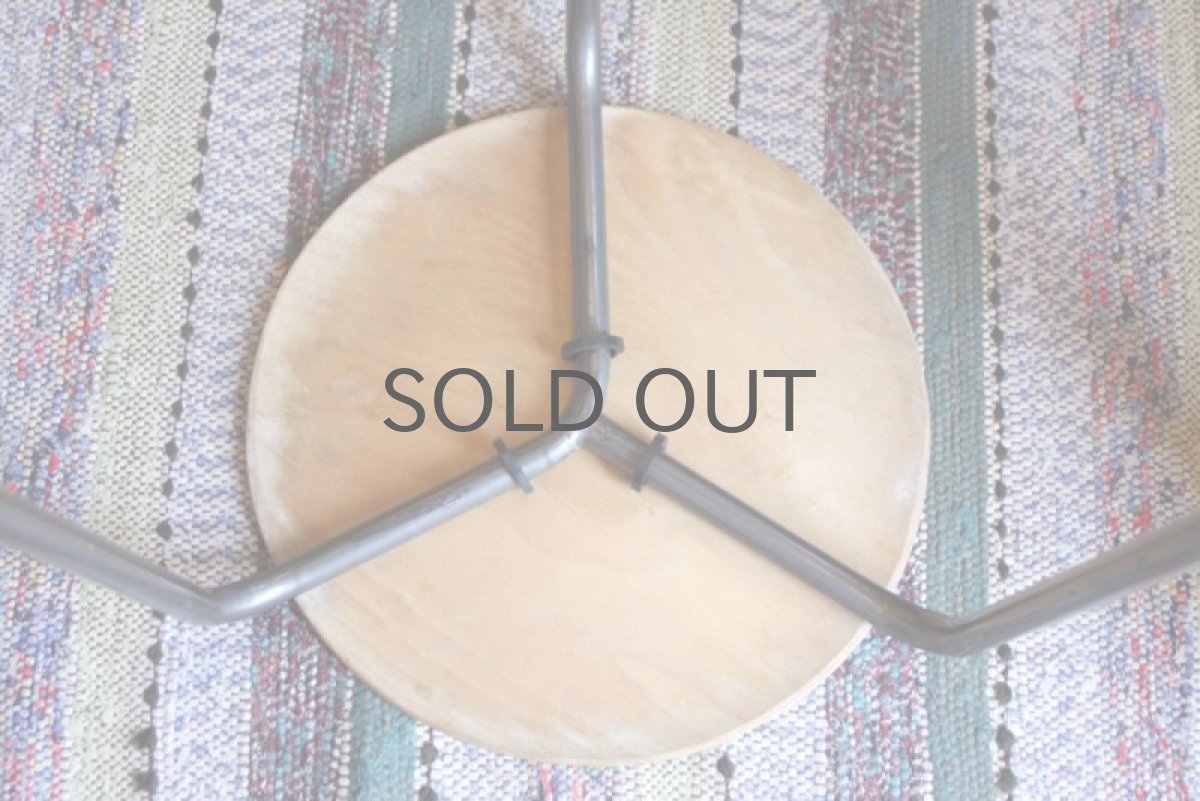 画像4: 北欧ビンテージ家具/スウェーデン製 3本脚スツール チーク×スチール (4)