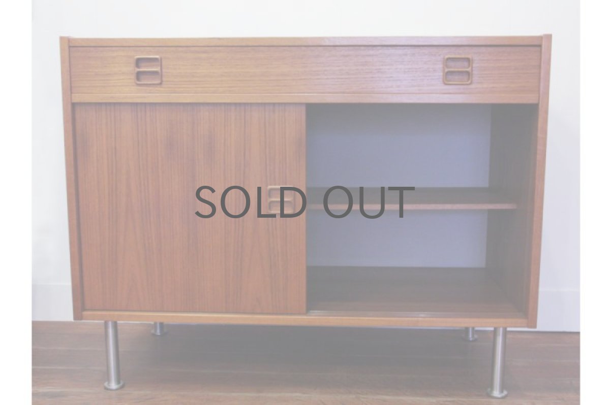 画像2: 北欧家具ビンテージ デンマーク製 チークミニサイドボード (2)