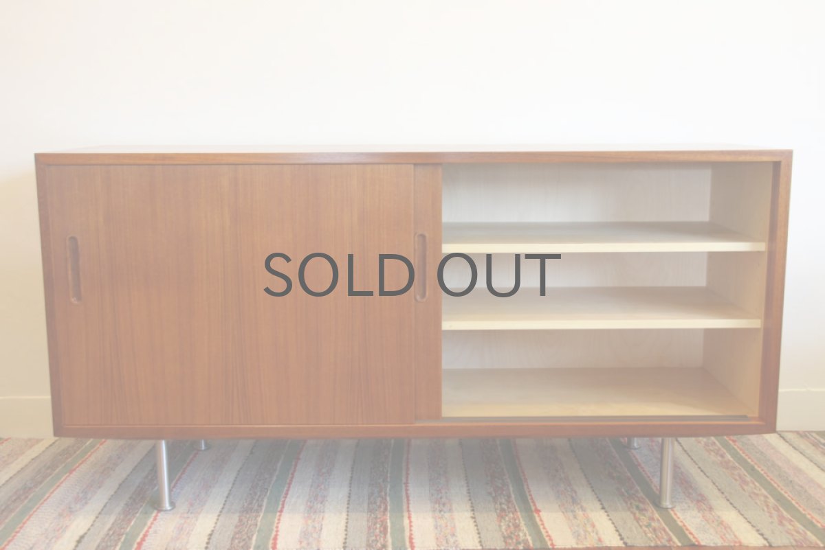 画像2: 北欧ビンテージ家具/デンマーク チーク ロウサイドボード Hundevad & Co.社製 (2)