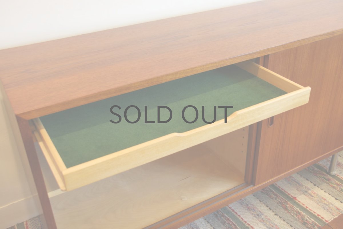 画像5: 北欧ビンテージ家具/デンマーク チーク ロウサイドボード Hundevad & Co.社製 (5)