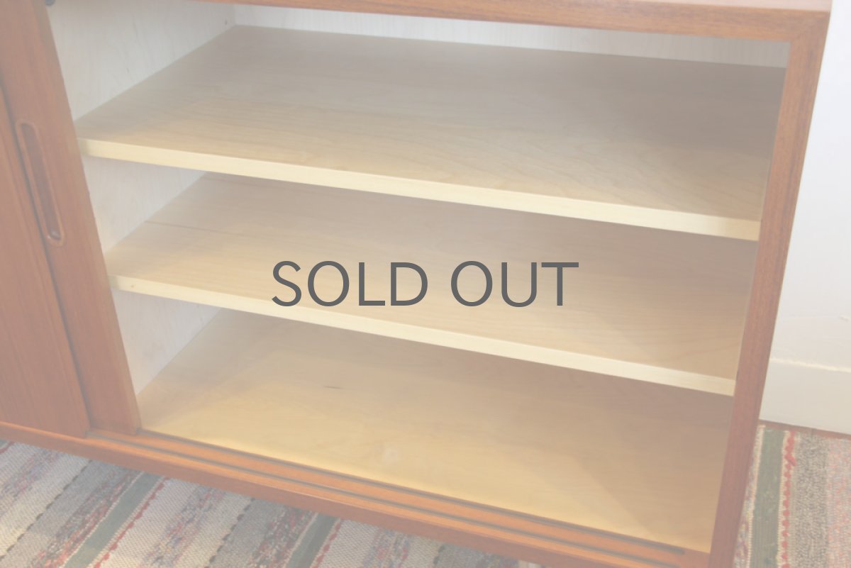 画像4: 北欧ビンテージ家具/デンマーク チーク ロウサイドボード Hundevad & Co.社製 (4)