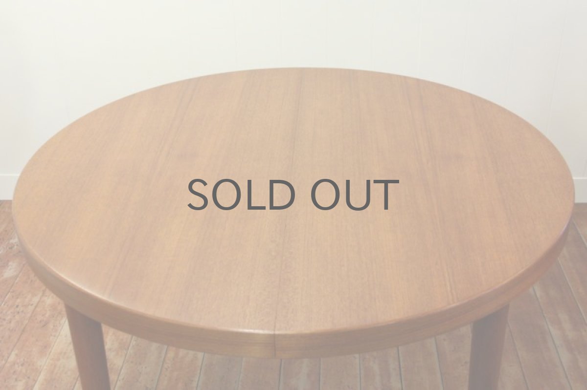 画像2: 北欧ヴィンテージ/デンマーク製 チーク 円形ダイニングテーブル (2)