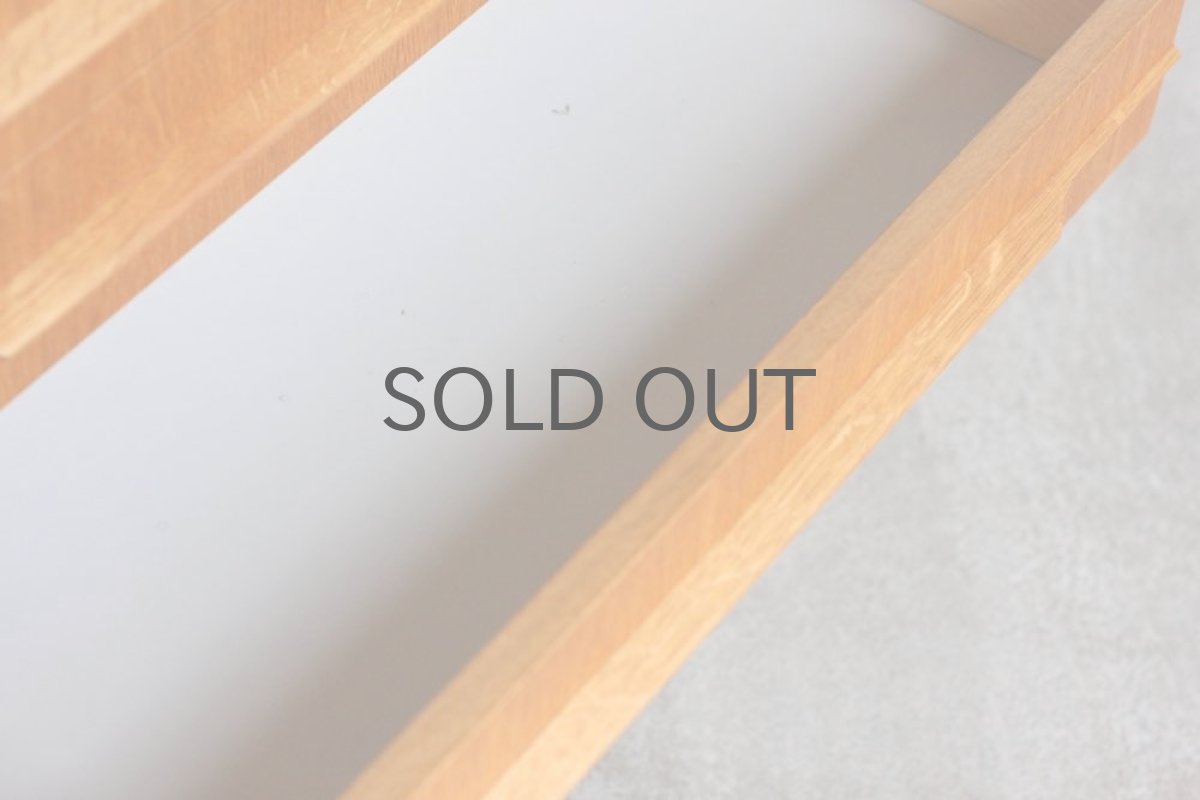 引き出しの底板に汚れではありませんが塗装のムラがあります。