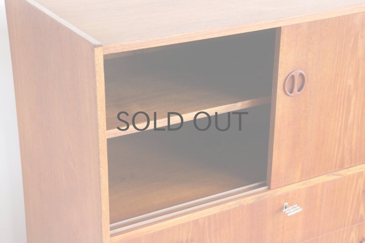 画像6: 北欧ビンテージ家具/デンマーク製/チークチェスト引き戸+引き出し3段 (6)