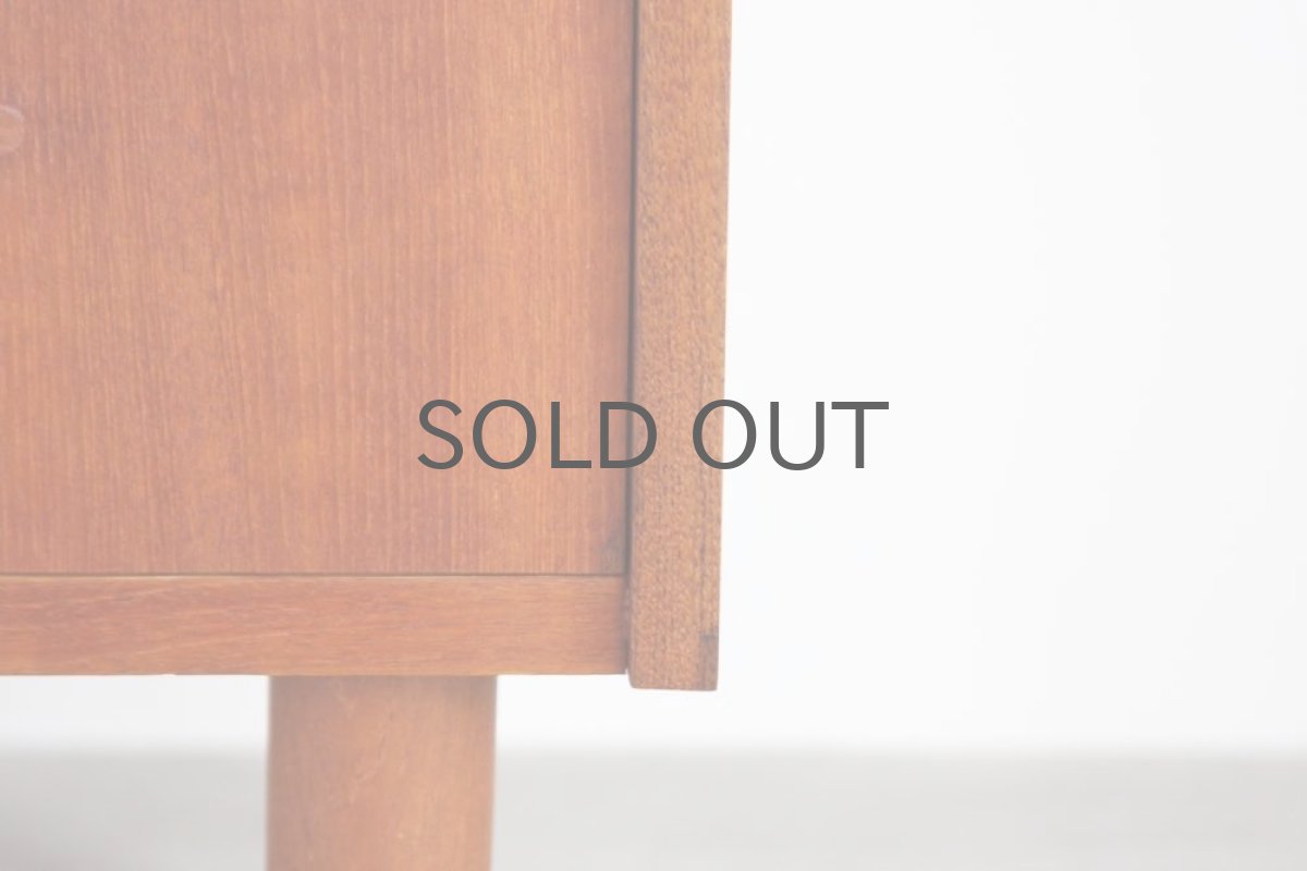 画像11: 北欧ビンテージ家具/デンマーク製/チークチェスト引き戸+引き出し3段 (11)