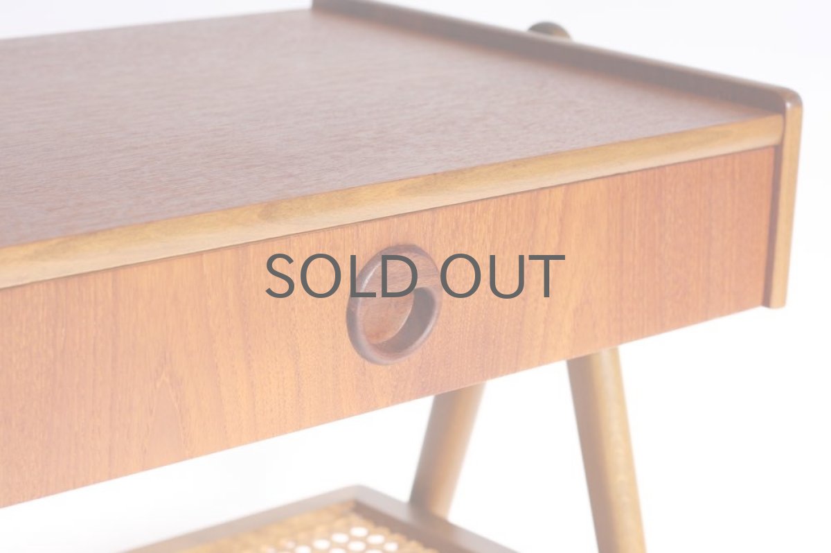 画像2: 北欧ビンテージ家具/スウェーデン/チーク×ビーチ/ベッドサイドテーブル+籐棚 (2)