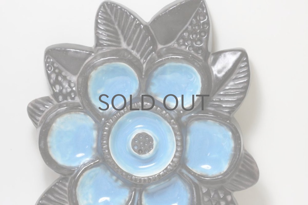 画像2: Upsala Ekeby/ウプサラ・エクビー/Blomma/花陶板壁掛け/ライトブルー (2)