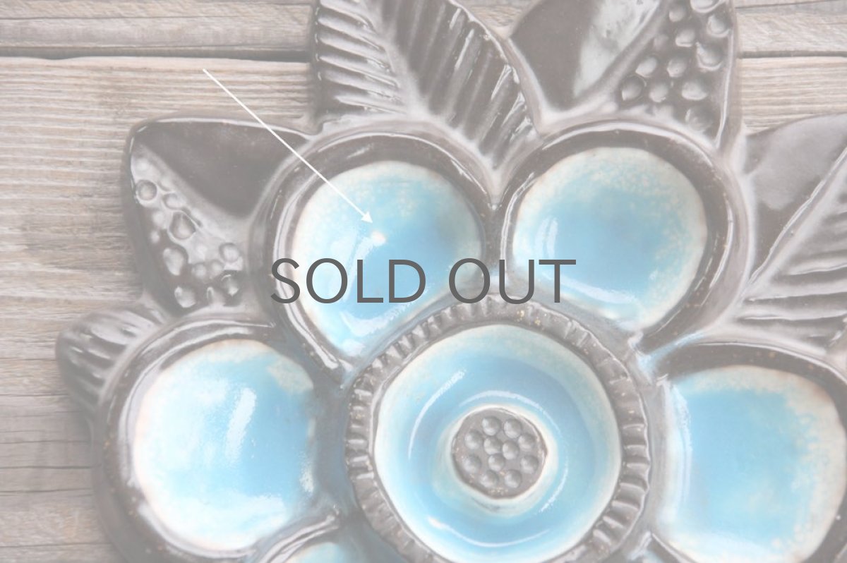 ブルーの釉薬がはじかれています。製造時の粗です。