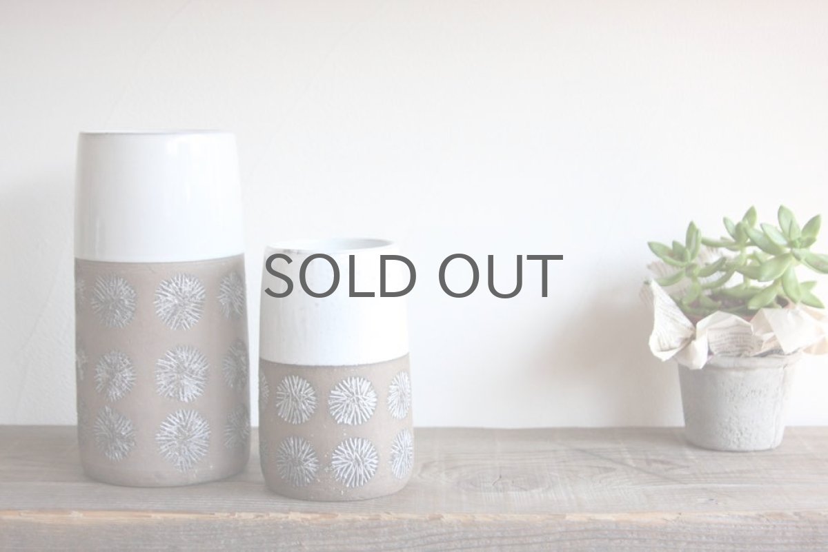 左の大きなサイズの花瓶です