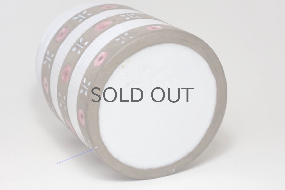 欠けではありません。製造時の粗です。