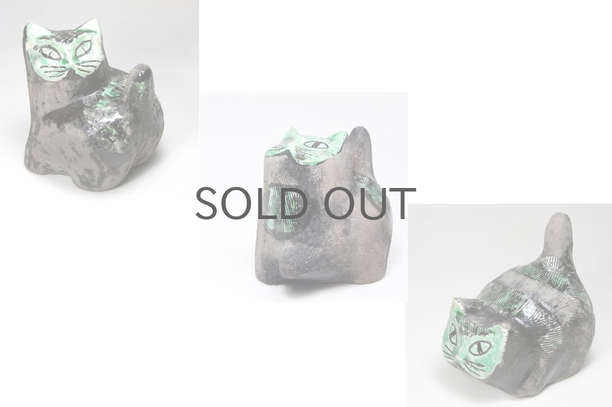 真ん中のネコです