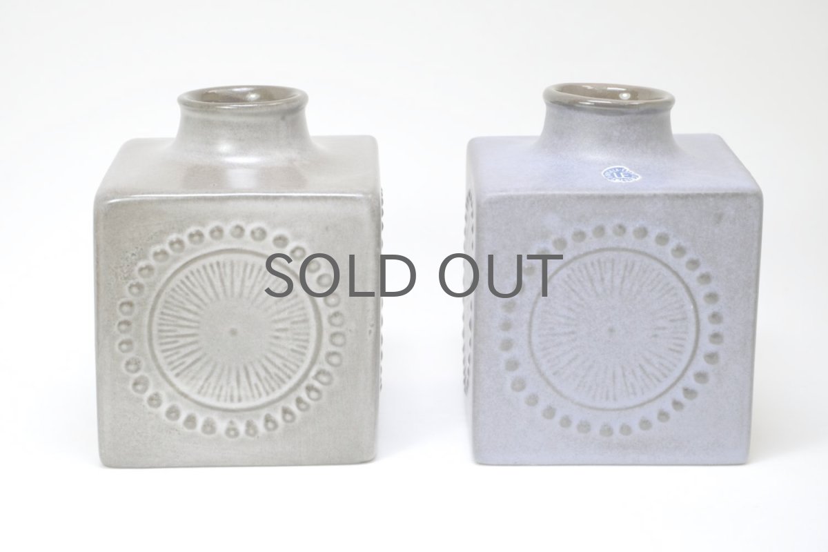 右のラベンダー系カラー