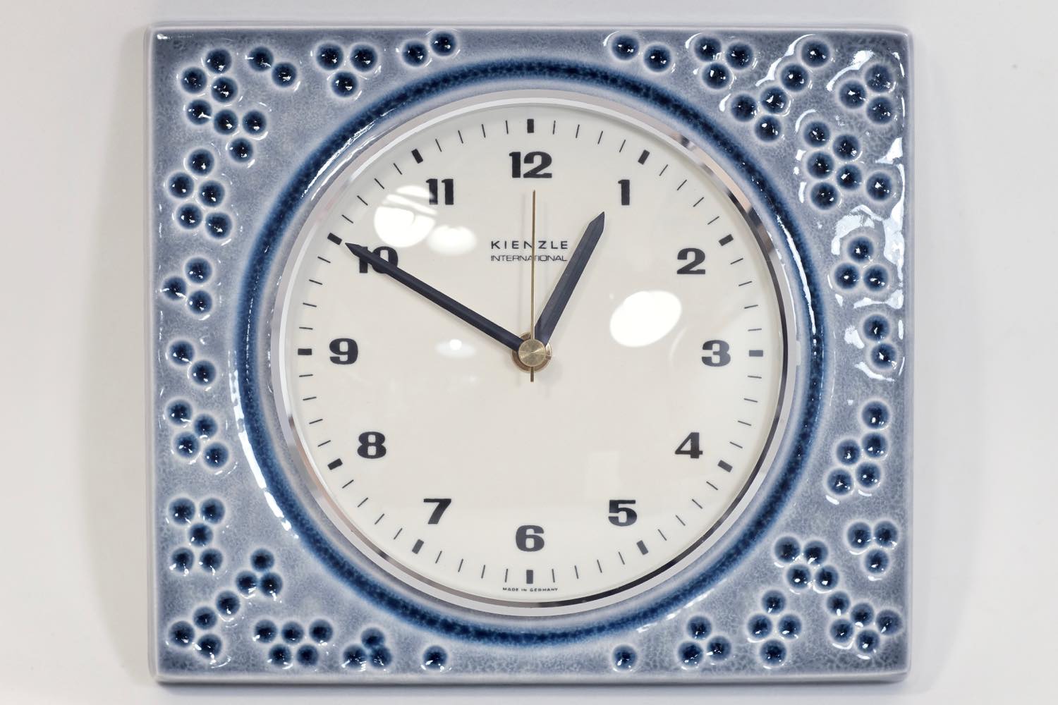画像1: ビンテージ陶製壁掛け時計/Kienzle製/ドイツ/ドット柄/新しいムーブメント交換済み (1)